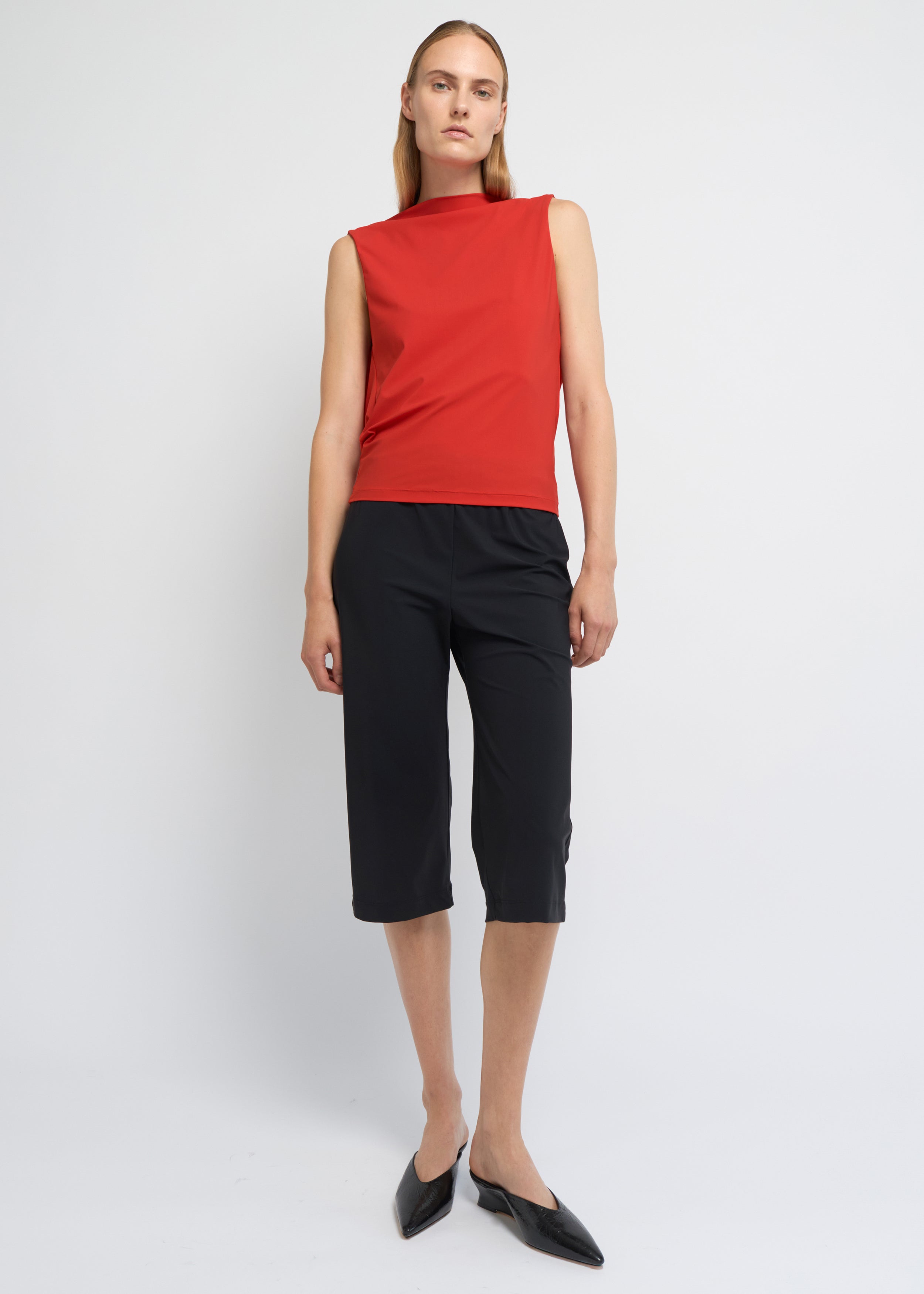 Black bermuda shorts with a straight silhouette and elasticated waistband