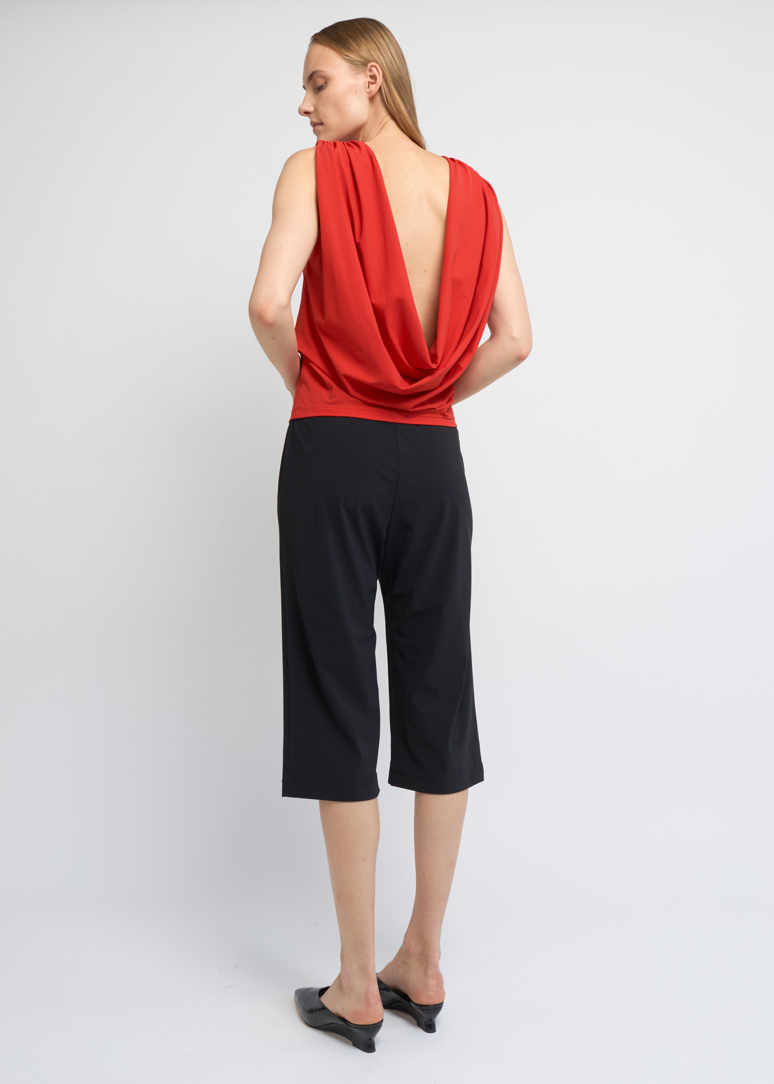 Black bermuda shorts with a straight silhouette and elasticated waistband