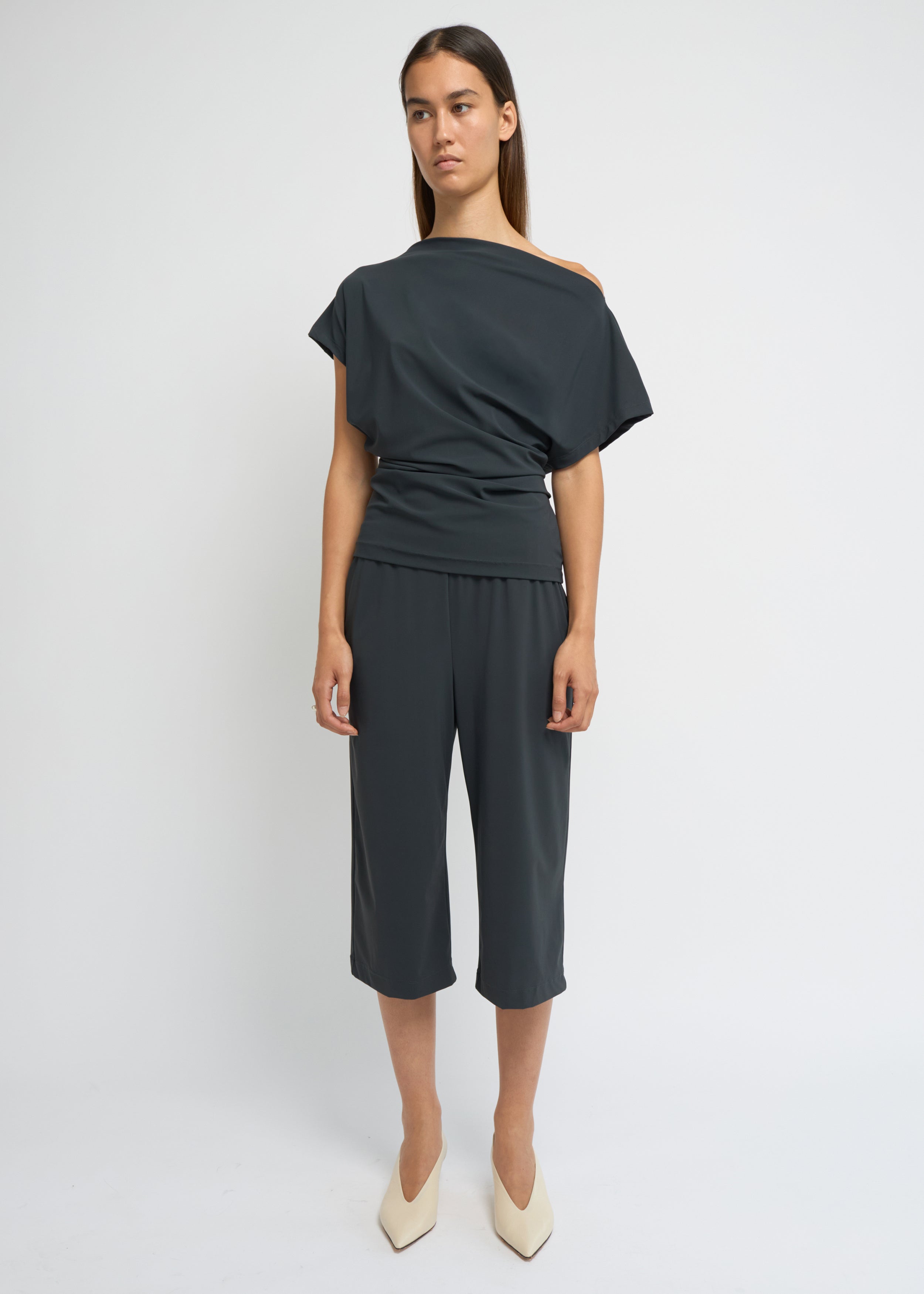 Charcoal bermuda shorts with a straight silhouette and elasticated waistband