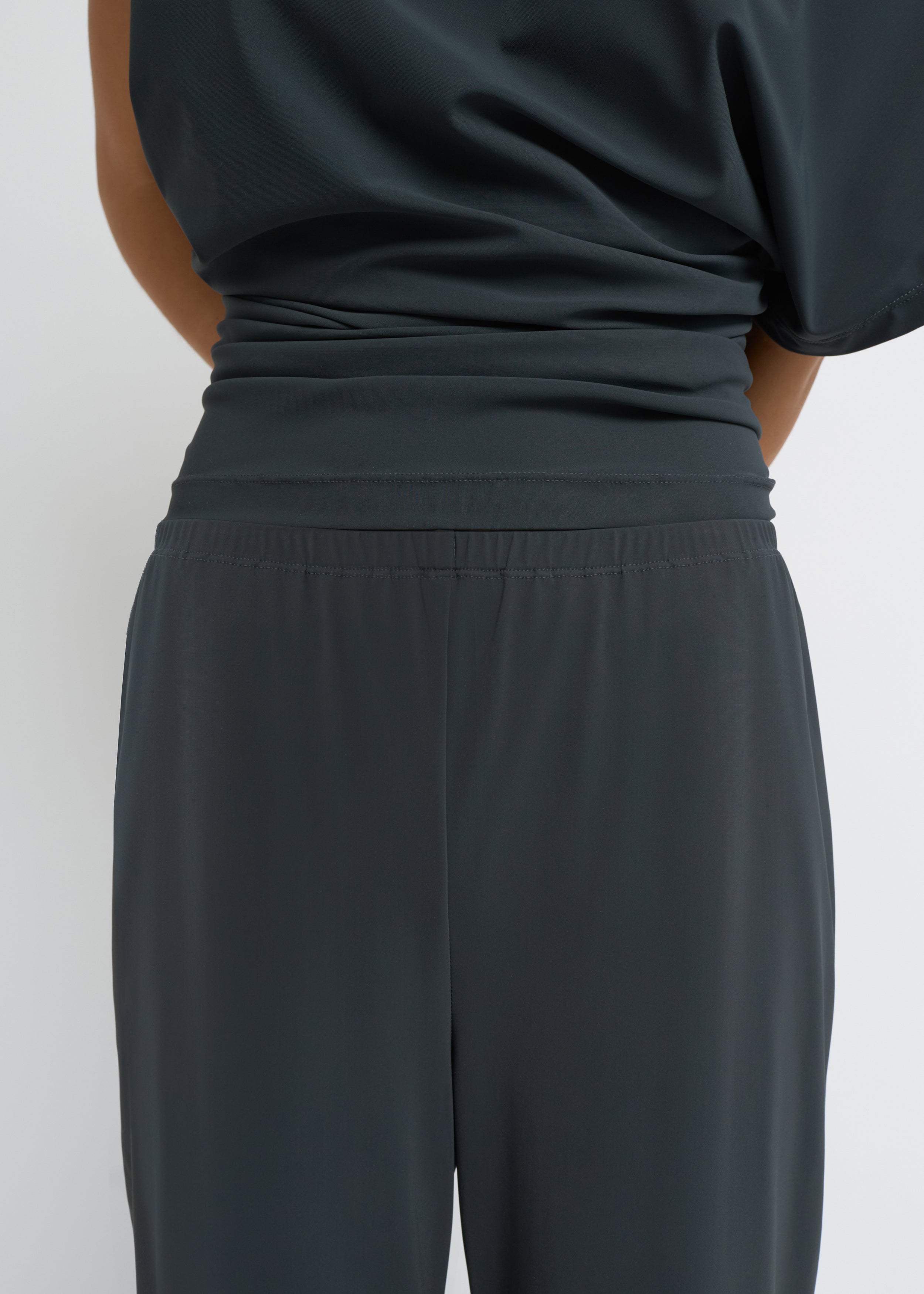 Charcoal bermuda shorts with a straight silhouette and elasticated waistband