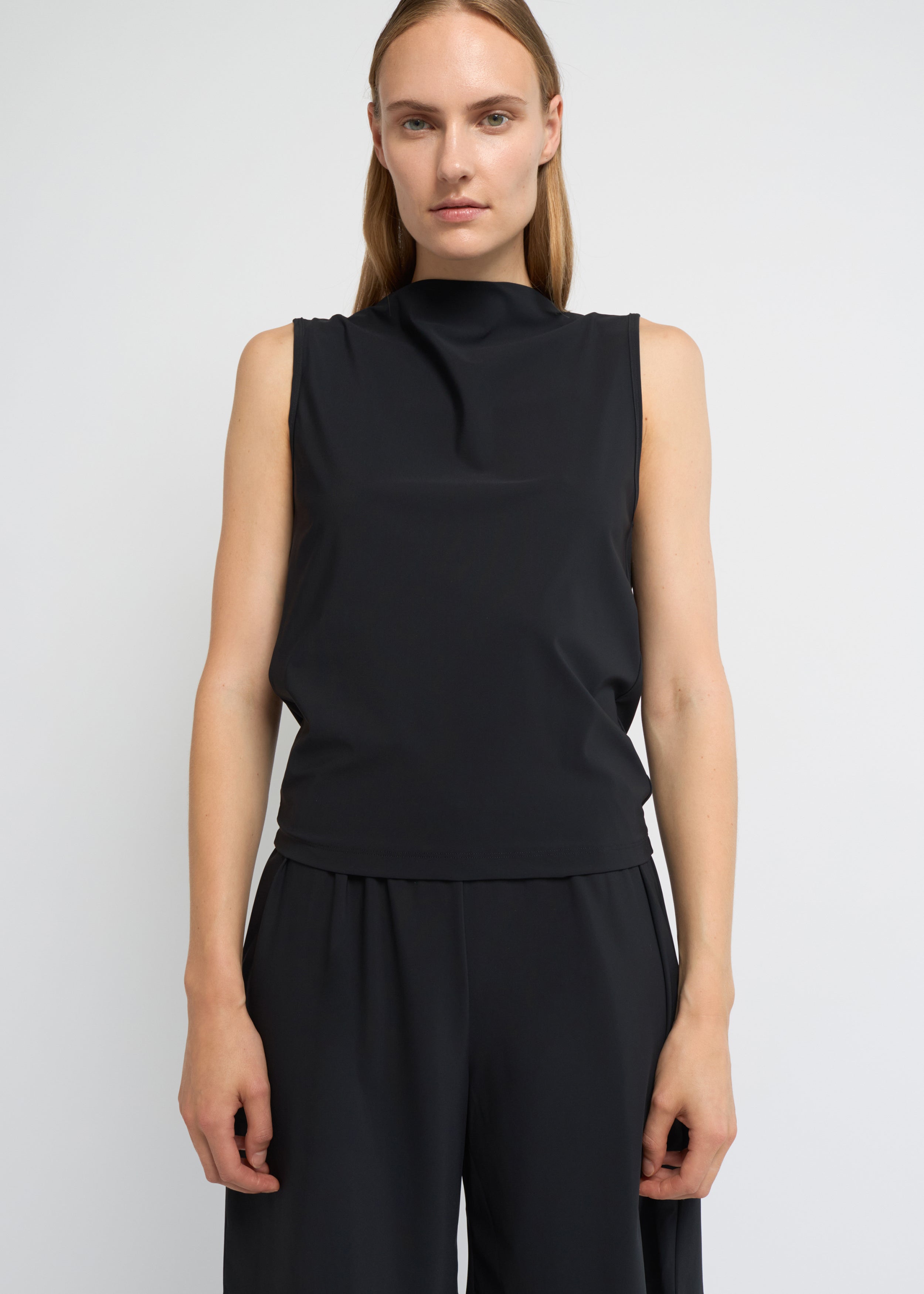 Black sleeveless open-back top – Fluid fit | REYÈM
