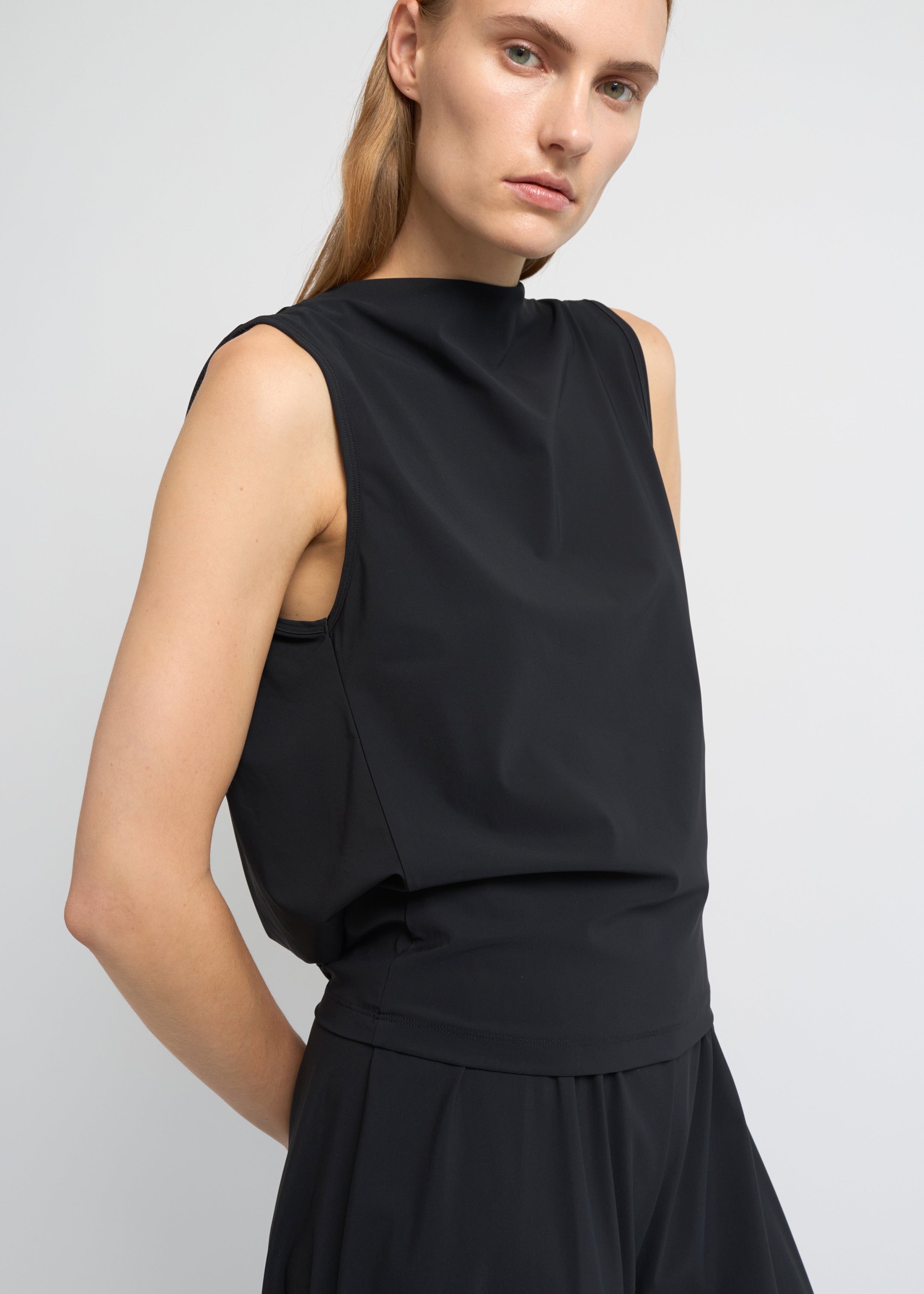 Black sleeveless open-back top – Fluid fit | REYÈM