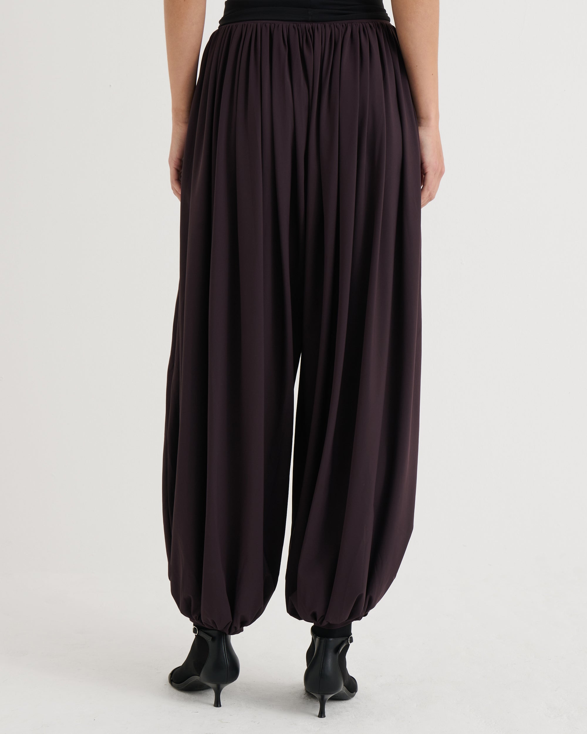Balloon pants, Fig