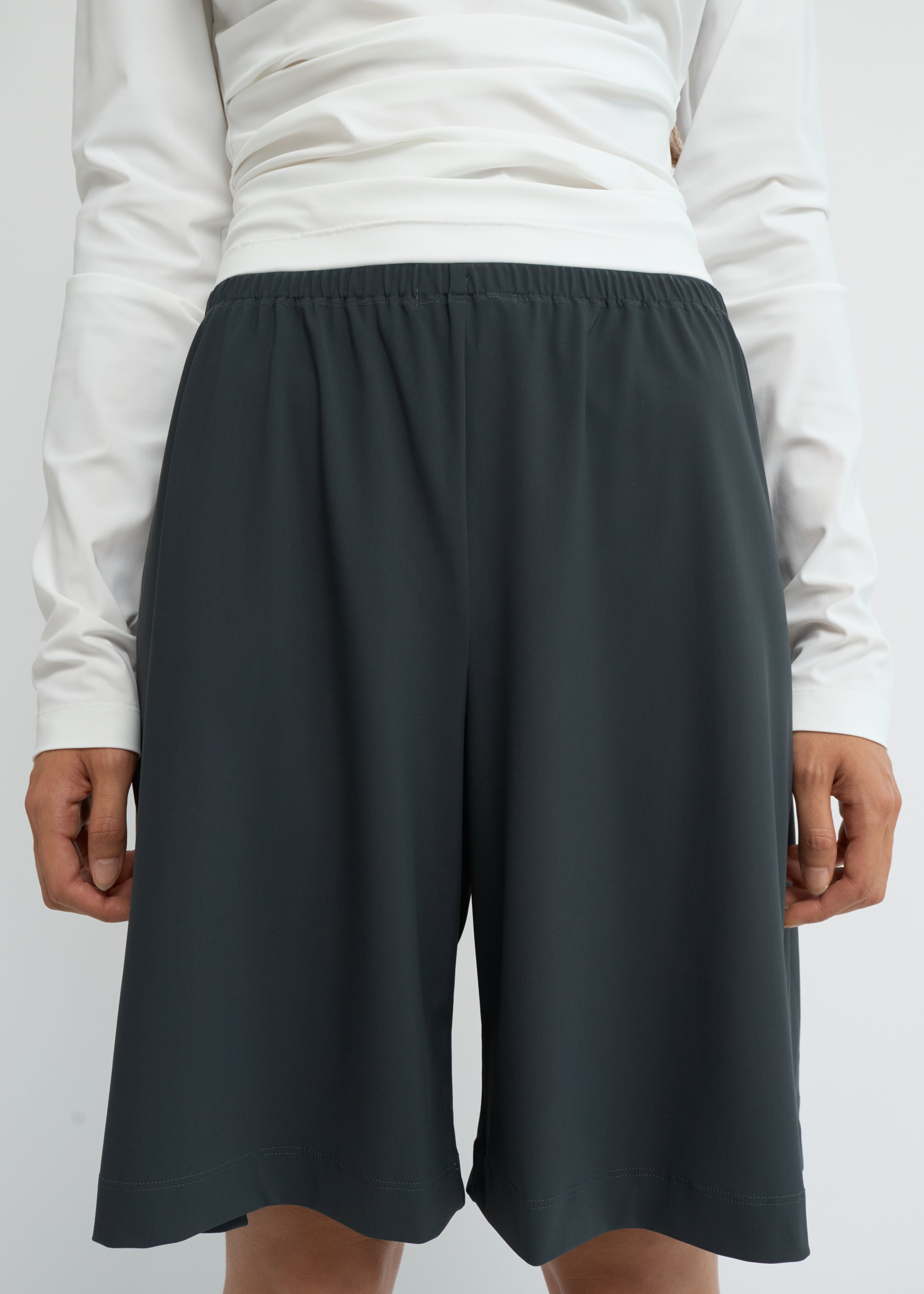 Charcoal wide-fit shorts with a relaxed silhouette and elasticated waistband