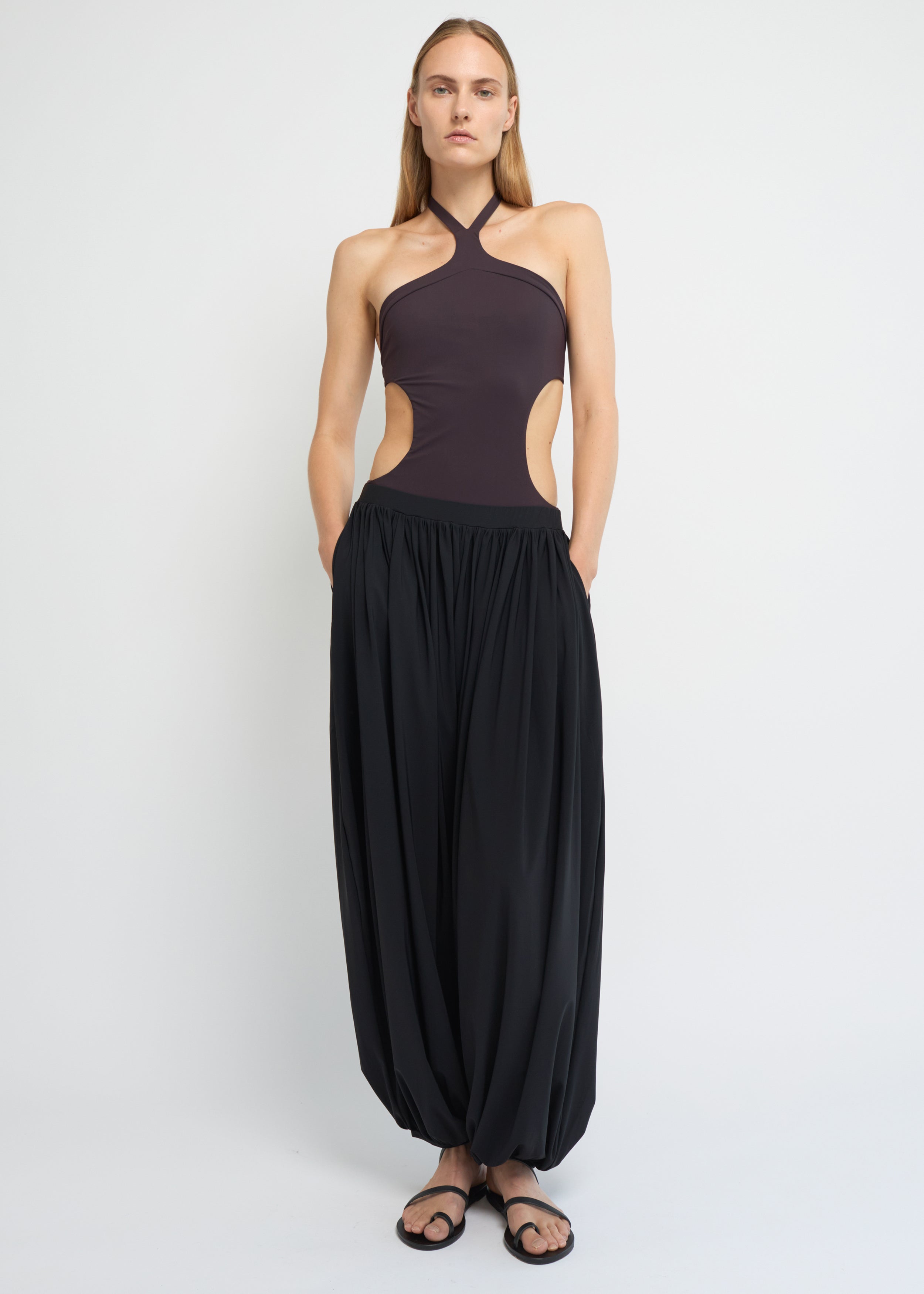 Black balloon pants with voluminous silhouette and gathered hems