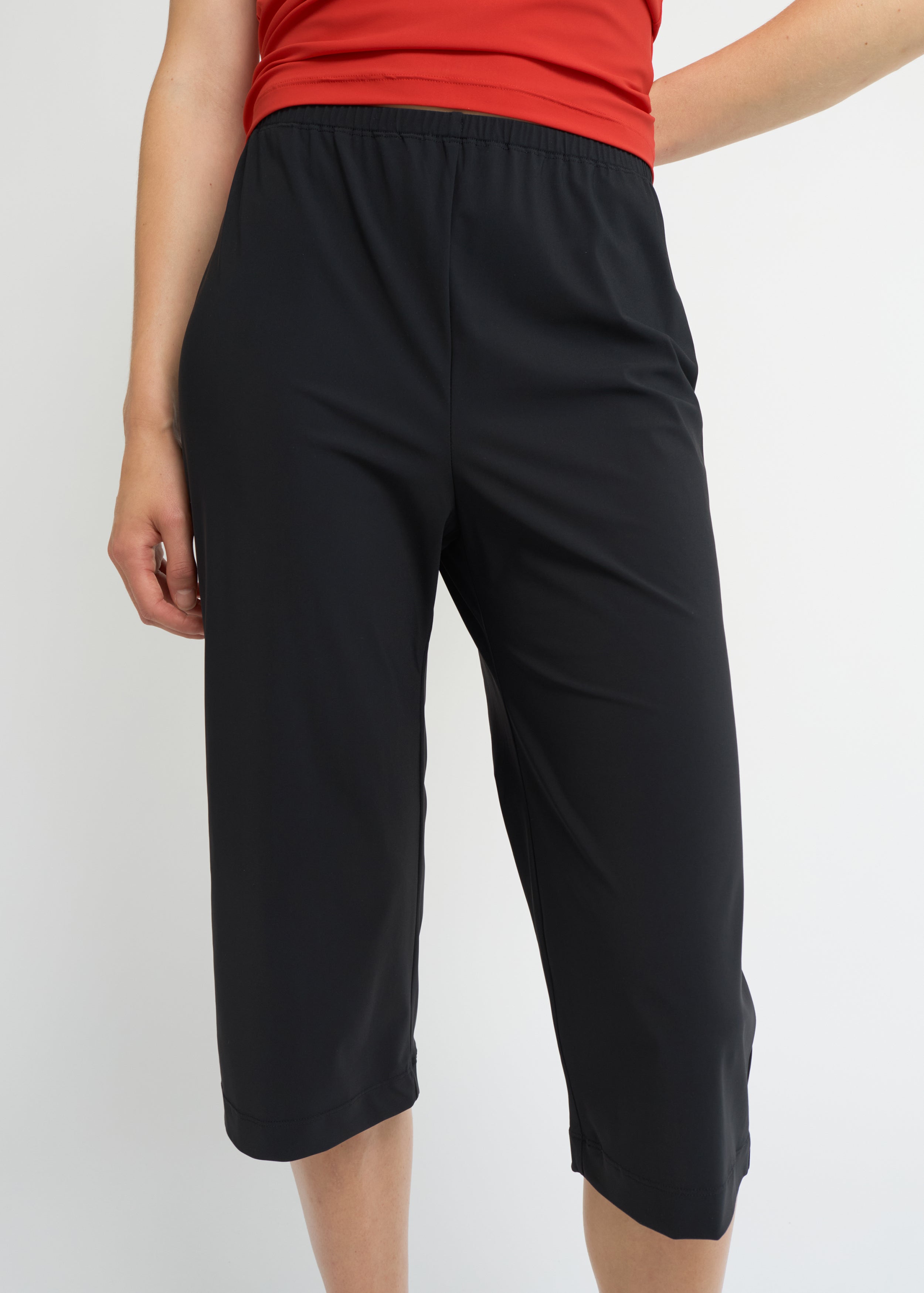 Black bermuda shorts with a straight silhouette and elasticated waistband