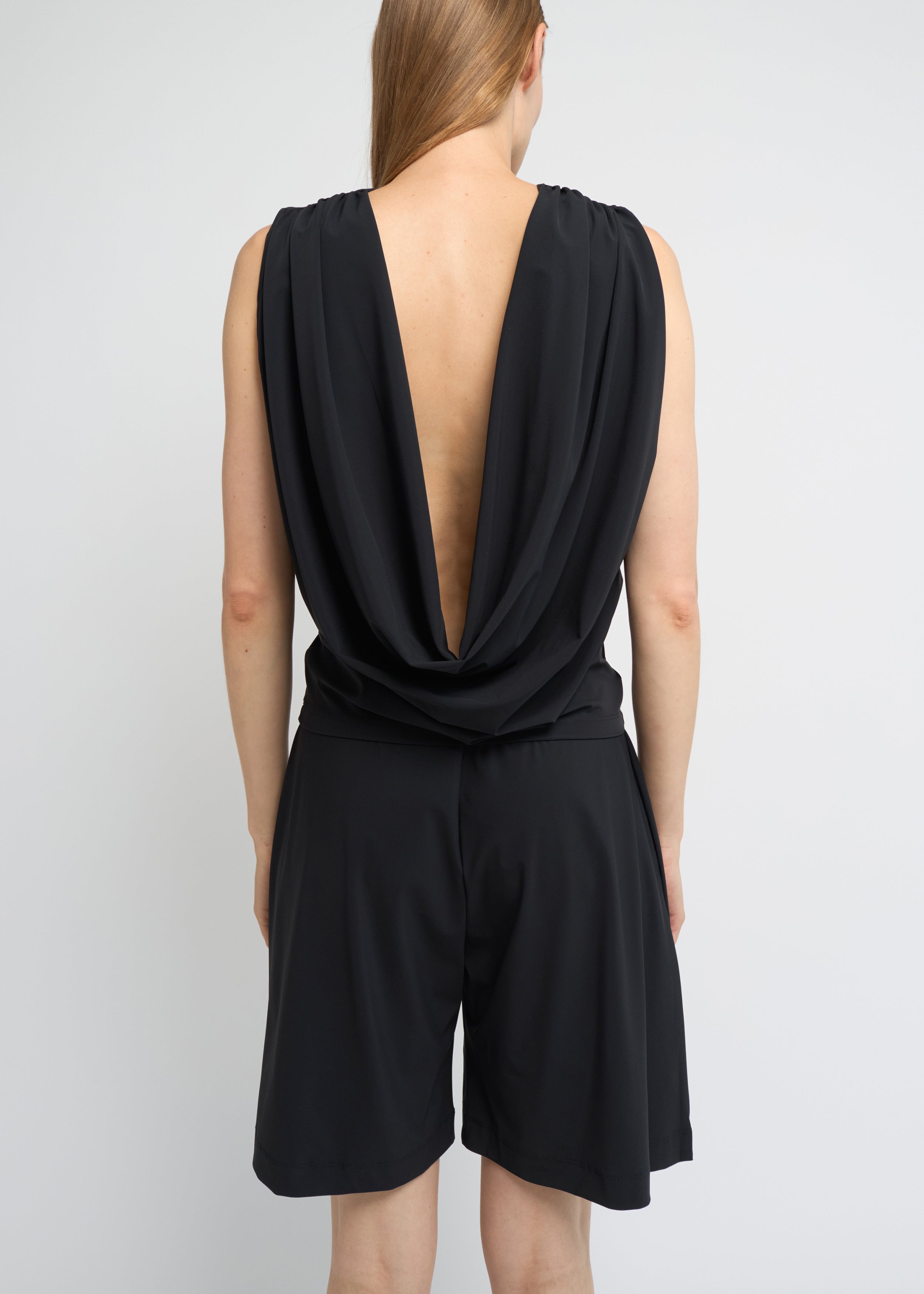 Black sleeveless open-back top – Fluid fit | REYÈM